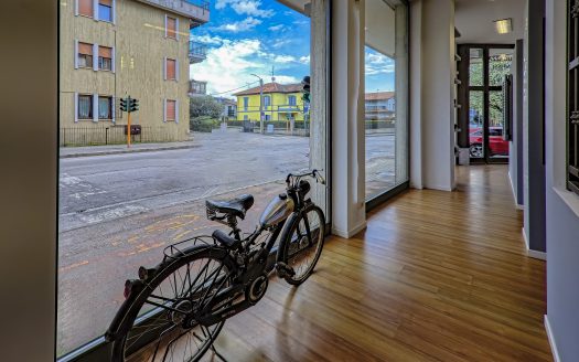 Esclusivo locale commerciale in vendita a Villasanta