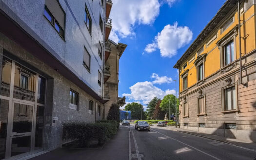 Bilocale di lusso ristrutturato, box incluso – Terzo piano – Monza – Boschetti Reali / Centro